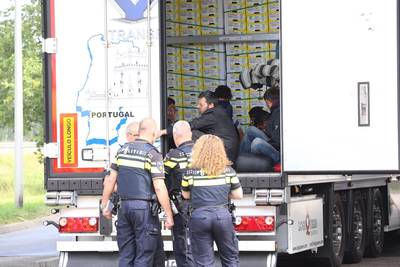 Brabantse politie treft elf vluchtelingen aan in laadruimte truck