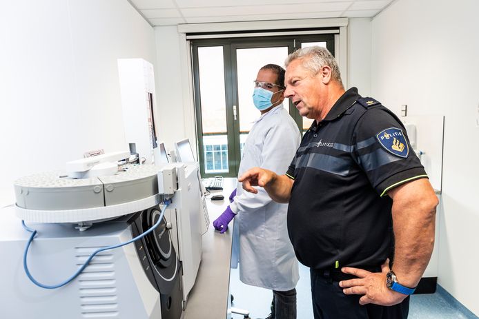 Ruud van Es van de technische recherche laat zien hoe hij en zijn collega's met de nieuwste snufjes werken. Michael demonstreert een apparaat dat cocaïne en amfetamine kan meten.