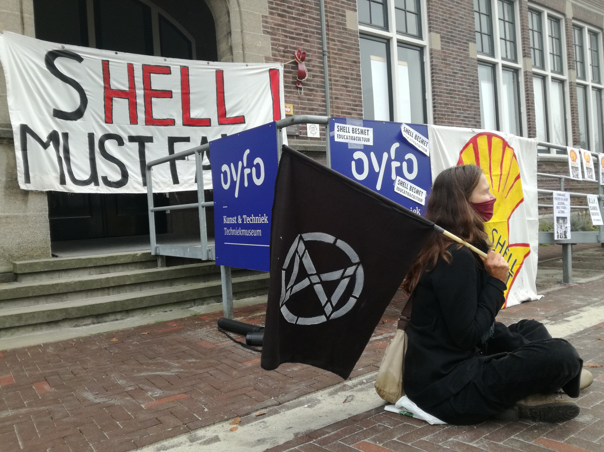 Extinction Rebellion voert actie op de stoep van Techniekmuseum Oyfo in Hengelo, als protest tegen de samenwerking van Oyfo met Shell.