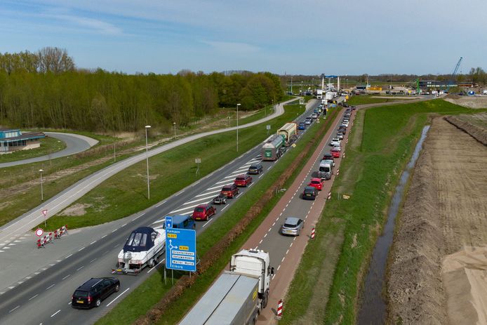 Verkeer van Dronten richting Kampen, bij de Roggebotsluis.