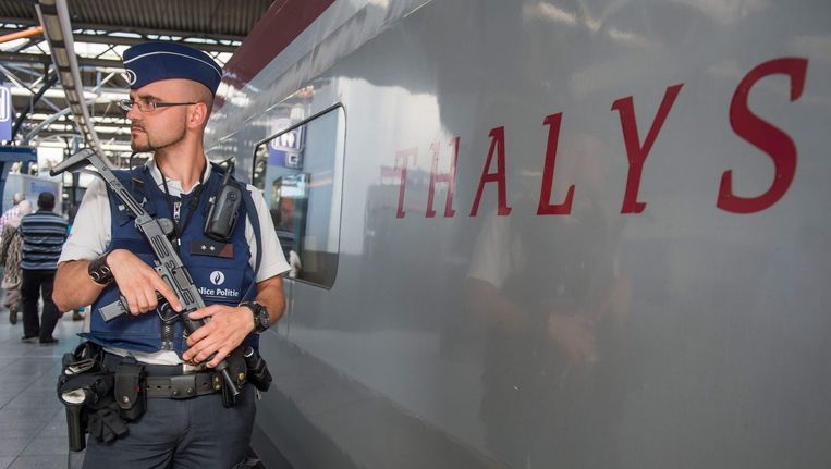Een politieagent bij de Thalys op het station Brussel Midi. Beeld epa