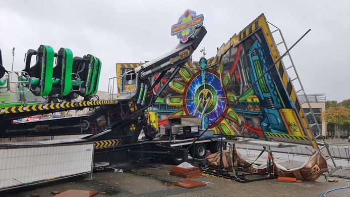 De half ingestorte attractie op de najaarskermis in Breda