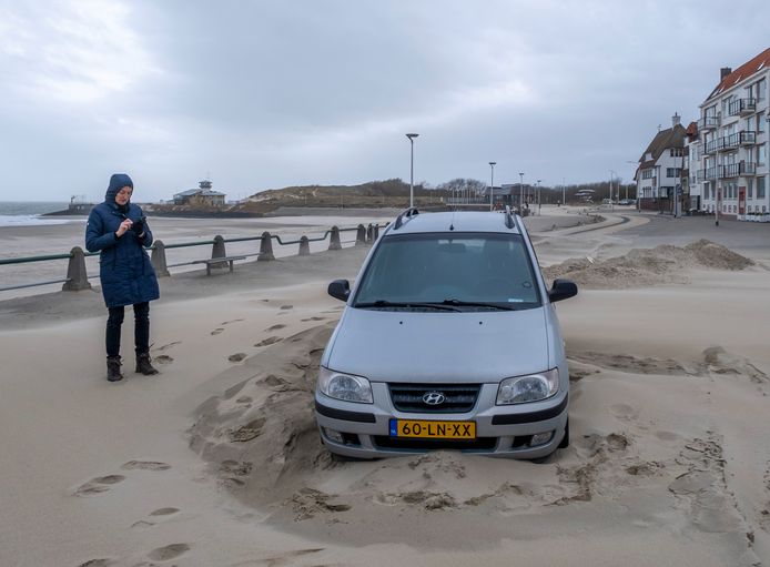 Marita  Aertssen maakt een foto van gestrande auto op de boulevard in Vlissingen.