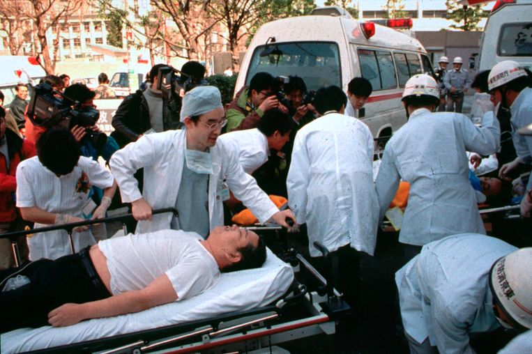 20 maart 1995: gewonden van de sarinaanval worden naar het ziekenhuis gebracht.   Beeld AP