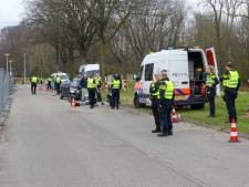 Meer dan honderd bekeuringen en drie aanhoudingen bij verkeerscontrole in Enschede