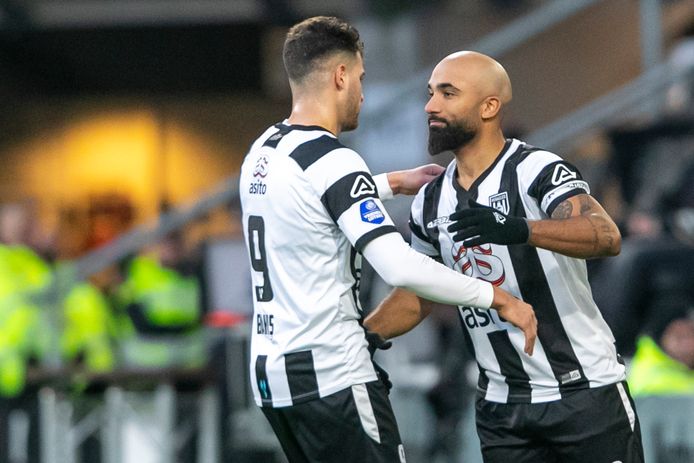 Samuel Armenteros (r) valt in voor Sinan Bakis.