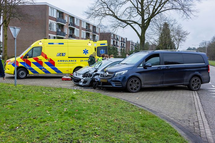 Een vrouw is zondagmiddag lichtgewond geraakt bij een botsing tussen een auto en een bestelbus in Oss.