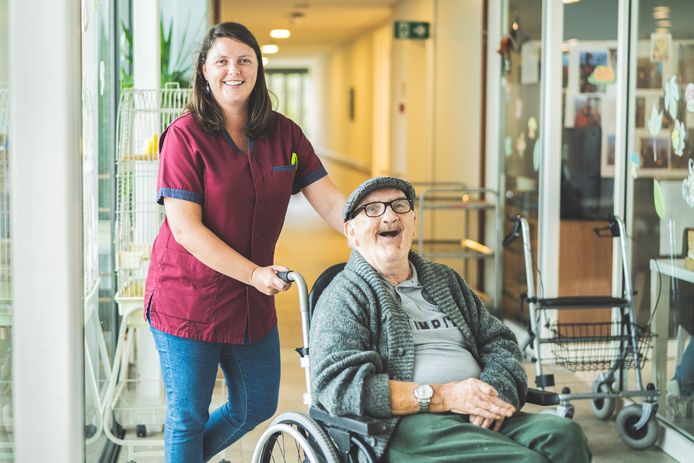 Eva Tiré, werknemer in wzc Zuiderlicht, met een bewoner.