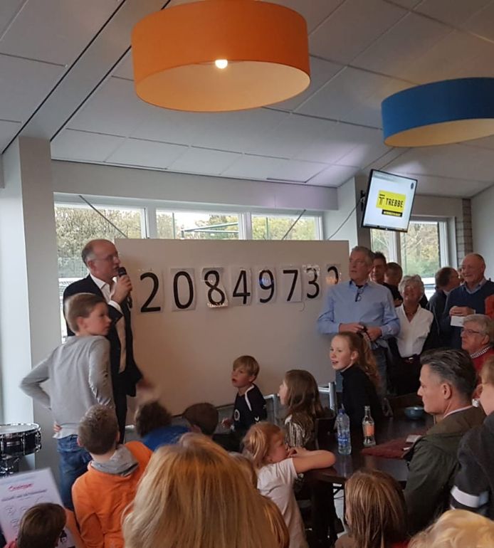 Burgemeester Onno van Veldhuizen maakt de voorlopige opbrengst bekend van de fundraisingactie voor een sport- en cultuurhal in Boekelo.