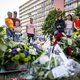 Buurtbewoners leggen bloemen en knuffels neer bij speeltuin in Kerkrade: ‘Rust zacht, Gino’