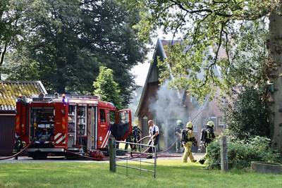 Brandweer rukt uit voor brand bij woonboerderij in Weerselo