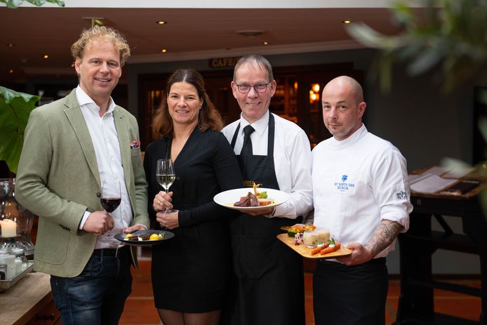 Roy en Marloes Boenders, gastheer Paul Wijlens en chef-kok Daniël Breukers.