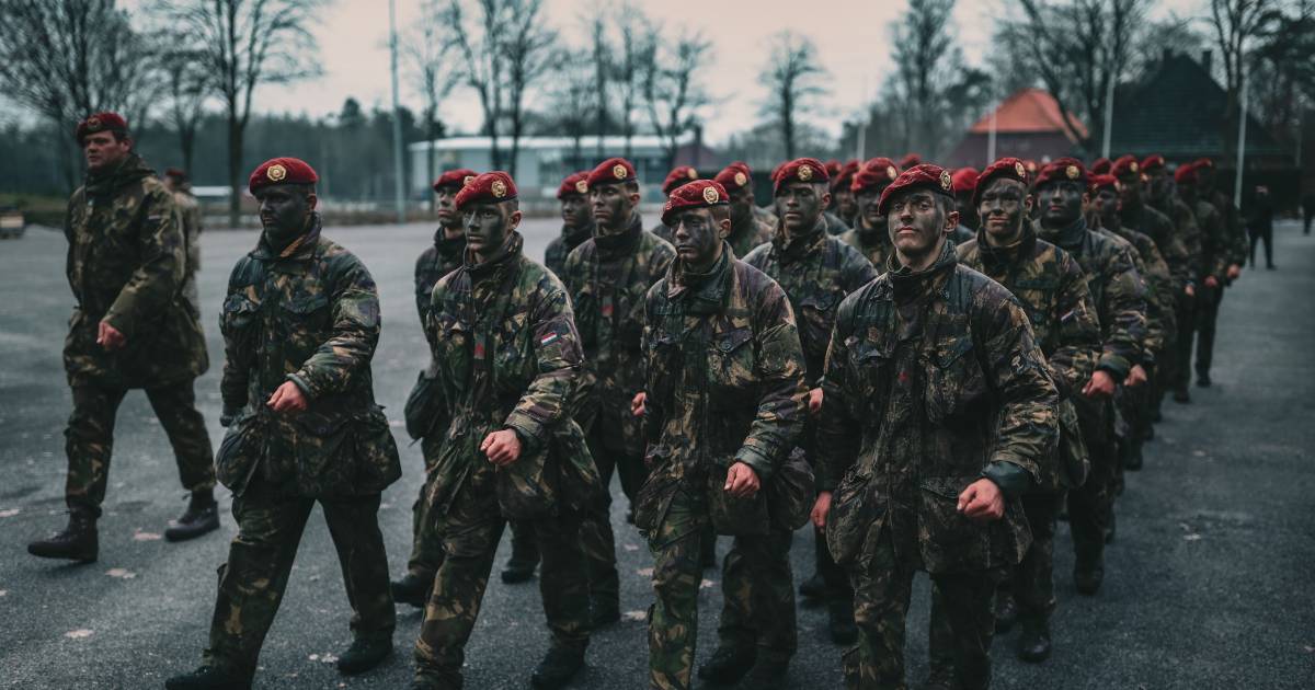 Luchtmobiele brigade oefent zichtbaar in Arnhem en Nijmegen; militairen dragen wapens met oefenmunit