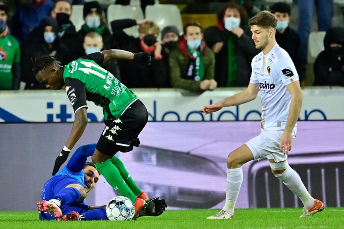 Anton Tanghe (r.) ziet hoe keeper Guillaume Hubert de bal uit de voeten van Rabbi Matondo tracht te halen.