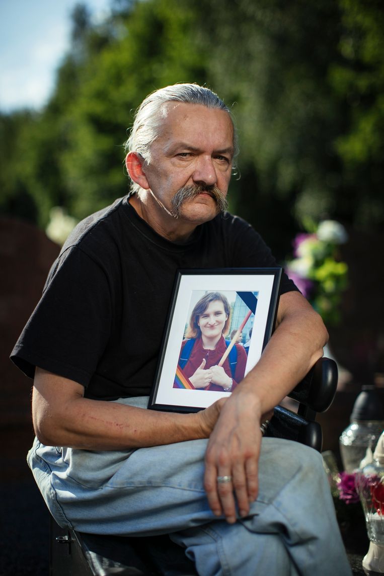 De vader van Milo, met een portret van zijn omgekomen dochter. Beeld Renata Dabrowska  / Agencja Wyborcza.pl