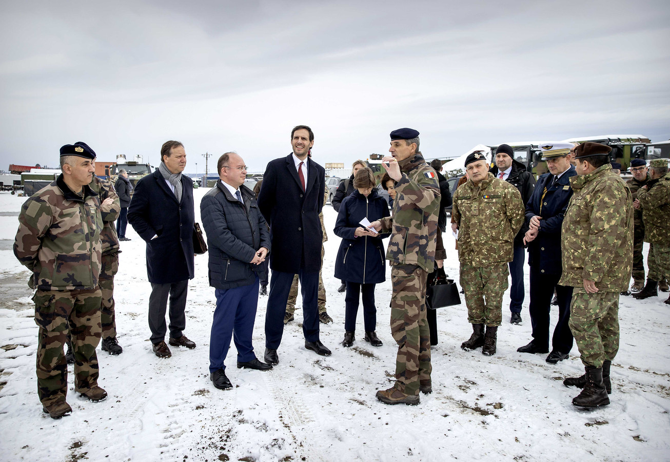 Minister Wopke Hoekstra van Buitenlandse Zaken bezoekt Nederlandse troepen die onderdeel uitmaken van de door Frankrijk geleide NAVO Battle Group.
