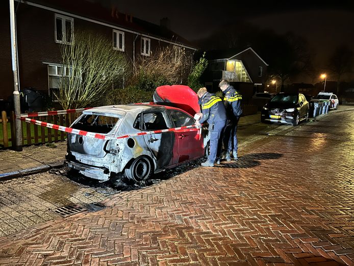 Bij een brand in de Zeestraat in Harderwijk is vannacht een auto uitgebrand.