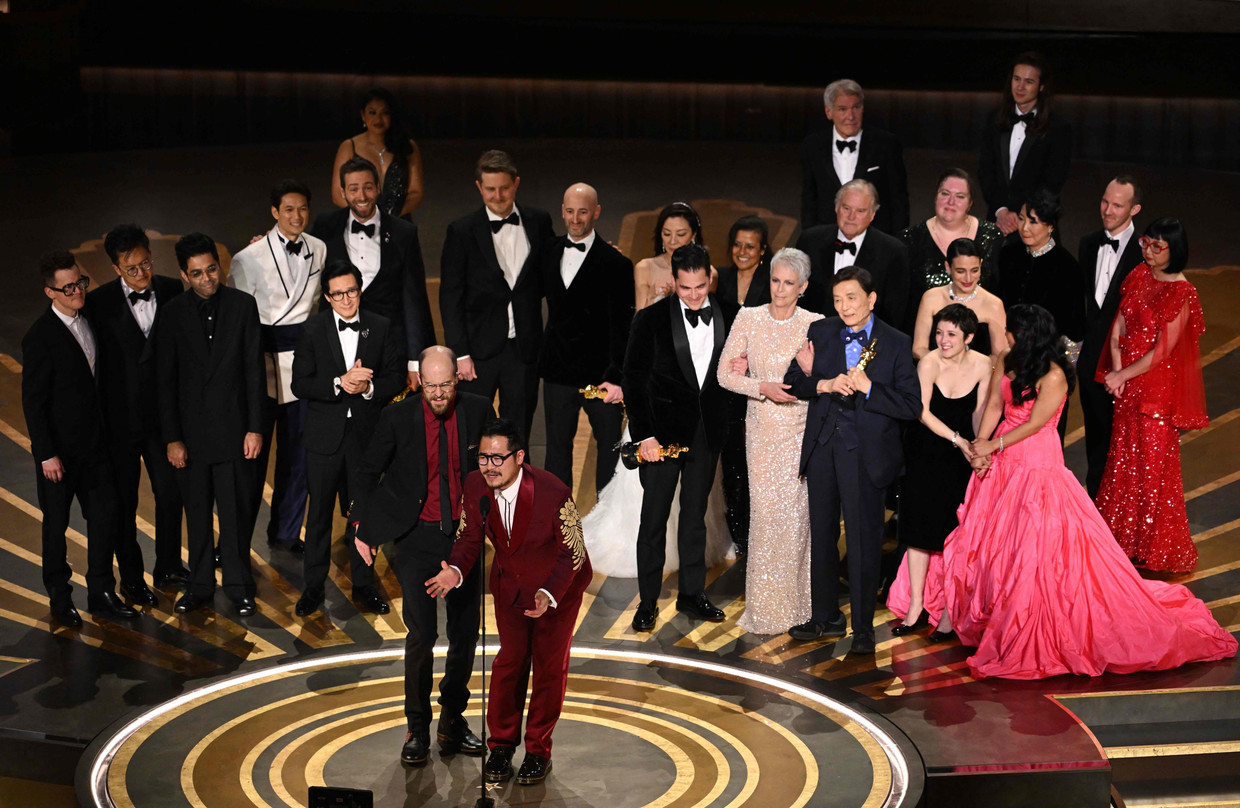 Cast en crew van Everything Everywhere All at Once op het podium bij de uitreiking van de Oscars.  Beeld AFP