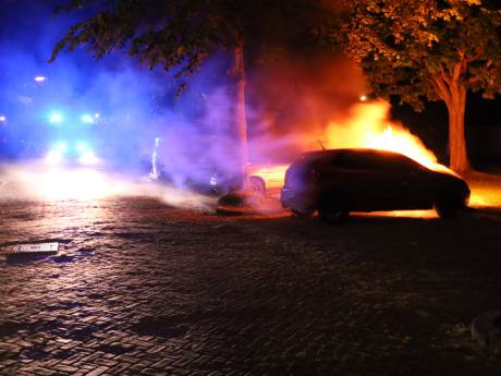 Geparkeerde auto in lichterlaaie in Rijswijk
