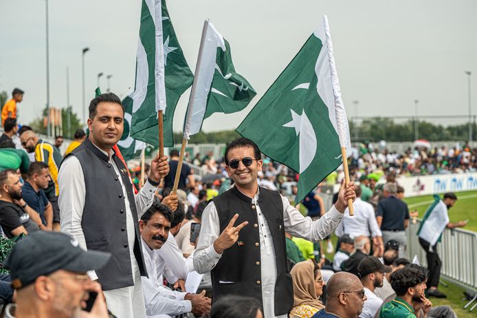 Op de tribunes langs het cricketveld is het vooral het groen-wit van Pakistan wat de klok slaat.