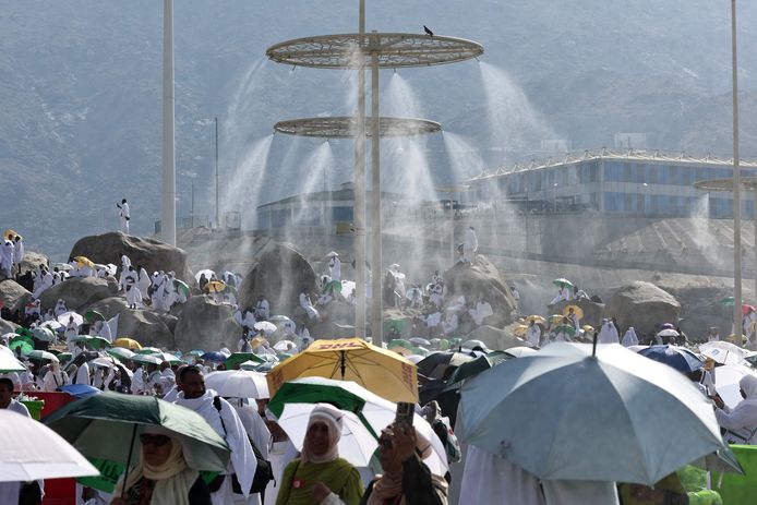 Iets van verfrissing tijdens de Hadj in Mekka. De bedevaart had dit jaar te maken met enorm hoge temperaturen.