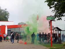 Warm welkom voor Feyenoord onder 19 met vuurwerk en gezang na gestaakte klassieker