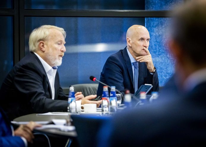 Jaap van Dissel, directeur RIVM (links), en Ernst Kuipers, voorzitter Landelijk Netwerk voor Acute Zorg (rechts), tijdens een briefing aan de Tweede Kamer.