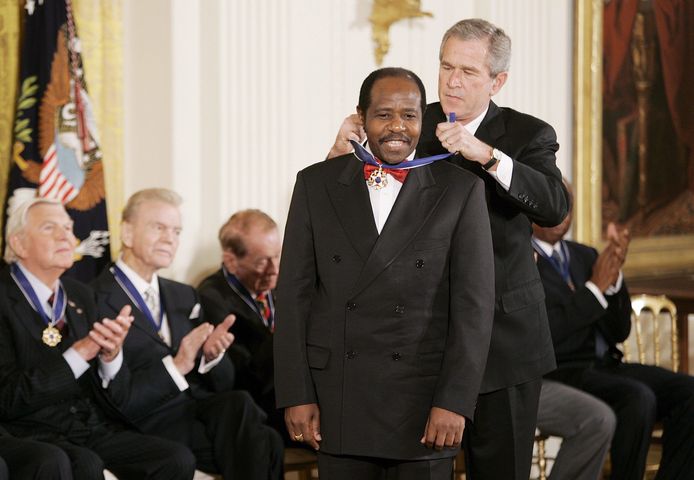 Paul Rusesabagina décoré par le président américain George W. Bush (Washington, 9 novembre 2005)