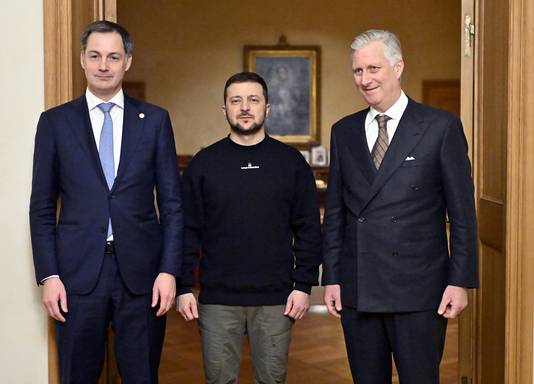 Premier Alexander De Croo (links), president Volodymyr Zelensky (midden) en koning Filip (rechts).
