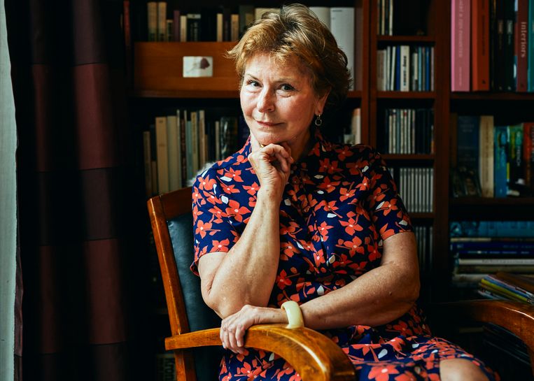 Annie Van Paemel reconstrueerde samen met filosoof en auteur Dirk Verhofstadt de oorlogsjaren van haar ouders, op basis van liefdesbrieven, dagboeken en andere documenten.  Beeld Thomas Nolf