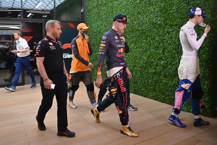 Max Verstappen (midden) na de tweede vrije training.