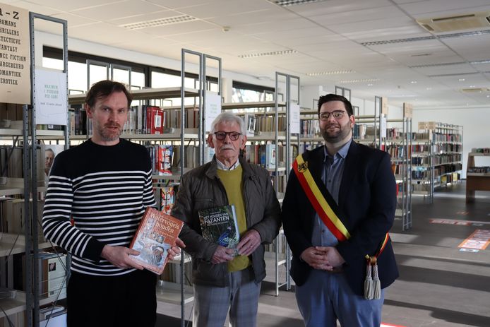 Bibliothecaris  Steven Tanghe, auteur Franz Duister en burgemeester Brent Meuleman.