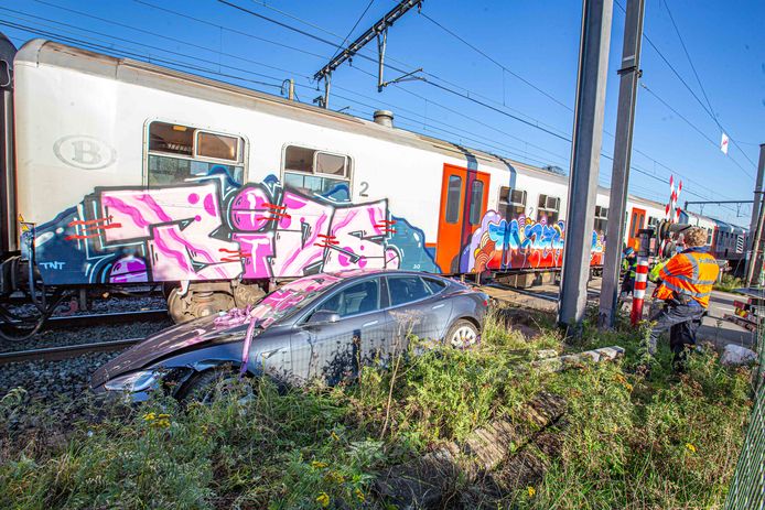 Vijftig reizigers twee uur vast op trein nadat Tesla na ongeval naast