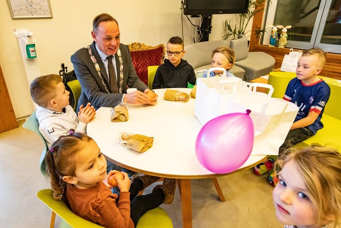 Burgemeester Ron König van Deventer bij het eerste gratis schoolontbijt op basisschool Kindcentrum Rivierenwijk.