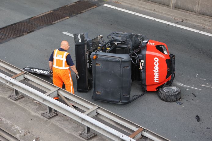 Het golfkarretje belandde op de weg aan de andere kant van het viaduct. Dat zorgt voor hinder op de weg Den Bosch - Tilburg.