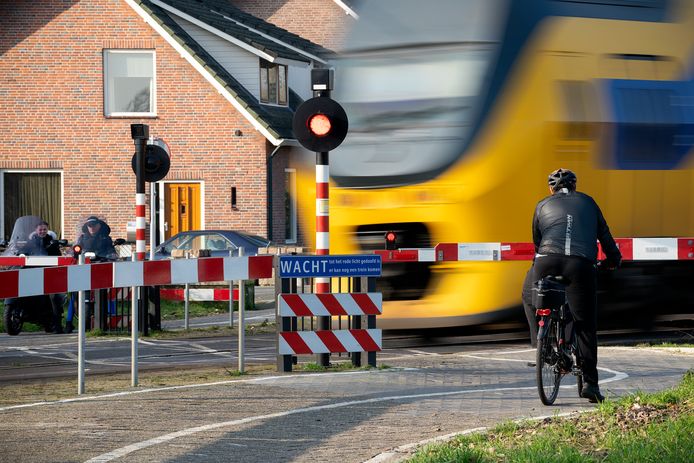 Volgens het comité wordt de overgang door het ministerie van Infrastructuur en Veiligheid helemaal niet als onveilig gezien en staat niet op een lijst om te verbeteren.
