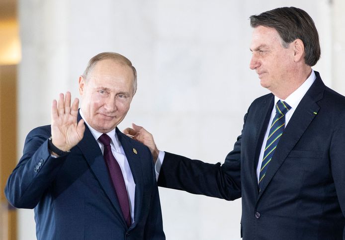 De Russische president Vladimir Poetin (L) en zijn Braziliaanse ambtgenoot Jair Bolsonaro (R).