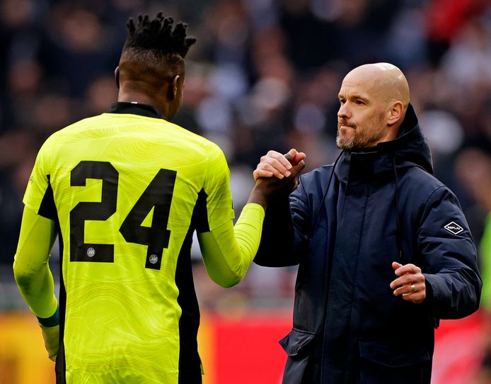 Erik ten Hag feliciteert Andre Onana.