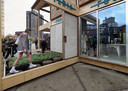 Dit huis dat bestaat uit natuurlijke - biobased - materialen is te zien tijdens de DDW in Eindhoven  op het Ketelhuisplein op Strijp-S. De isolatiepanelen zijn gemaakt van hennep; plantjes die hier voor de ingang staan.