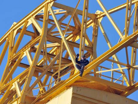 Un père en haut d'une grue depuis 48h pour voir son fils