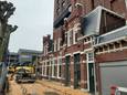 De herstelde panden aan de Veemarktstraat. De geveltjes zijn een een-op-eenkopie van het in 2021 verdwenen origineel, een terugkeer in 15.550 steentjes. ,,Dit zijn geveltjes waarvan Tilburg er nog maar zo weinig heeft.”