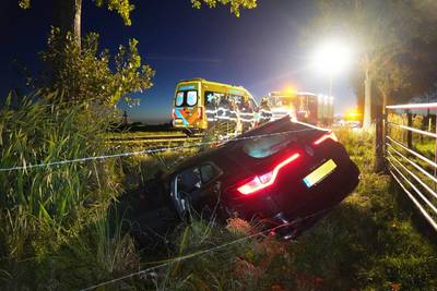 Ambulances en traumahelikopter naar Velddriel voor auto in sloot, maar inzittenden blijken verdwenen