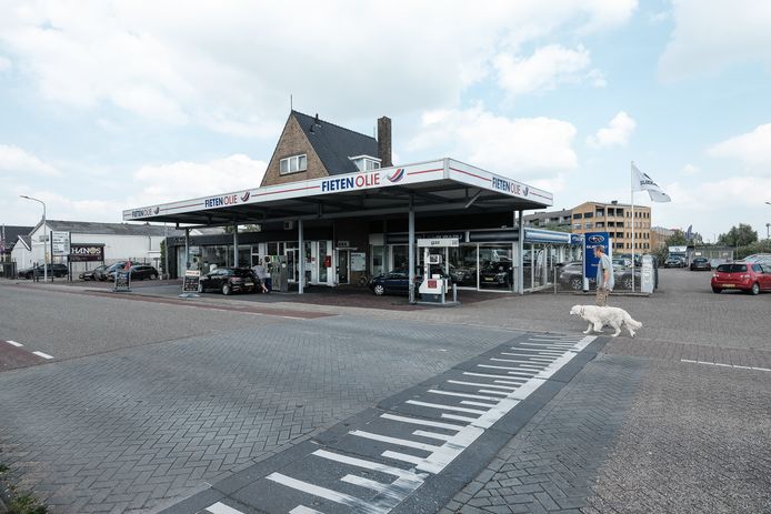 JV 08062021 Doetinchem Nl / Fieten tankstation olie, voordelig tanken , met Gerard Brinks en zonnebril/ Foto : Jan Ruland  van den Brink