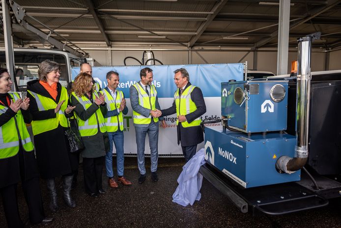 VolkerWessels leverde het zelf ontwikkelde stikfstoffilter onder meer aan de luchthaven Eelde, waar het dieselgeneratoren vervangt. Minister Harbers (rechts) was bij de onthulling,