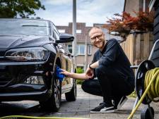Wasstraat? Leander wast auto voor de deur: ‘Ik doe het liever zelf, vind ik ook leuker’