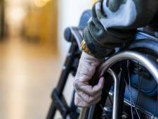 Bende zogenaamd hulpbehoevende bejaarden rooft met speciale rolstoel dure apparatuur uit winkels