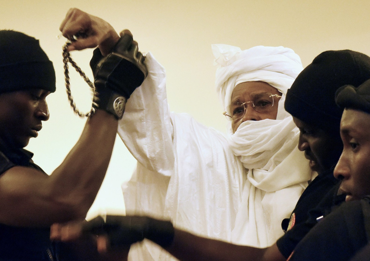 De Tsjadische oud-dictator Hissène Habré met zijn beveiligers Beeld anp