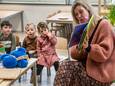 Juf Irma leest voor aan kinderen van Peuter Plus. Op de tafel ligt Raai de Kraai.