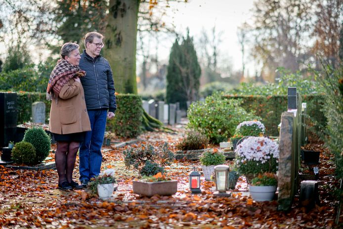 Koos en Rosemarie Kalsbeek bezoeken met vaste regelmaat graven van familieleden in Hengelo.