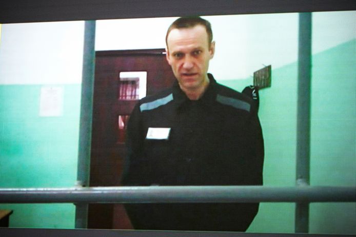 Navalny op archiefbeeld via videoverbinding vanuit de gevangenis in de rechtbank.